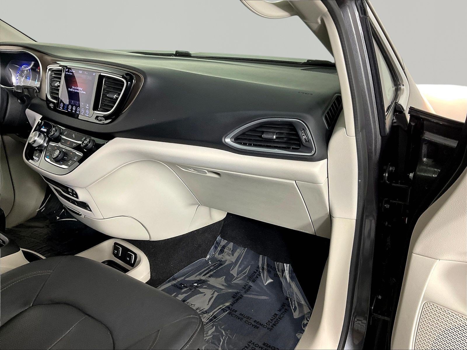 Used 2018 Chrysler Pacifica Touring-L Plus FWD image 27