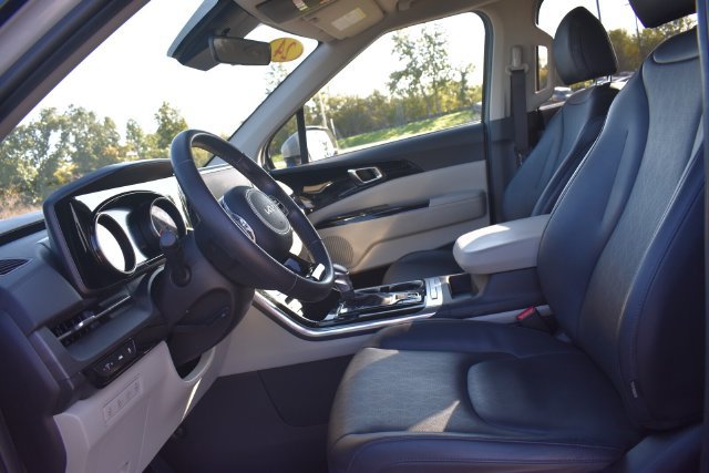 Used 2024 Kia Carnival EX FWD image 22