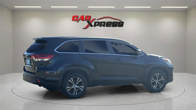 Used 2018 Toyota Highlander LE image 8