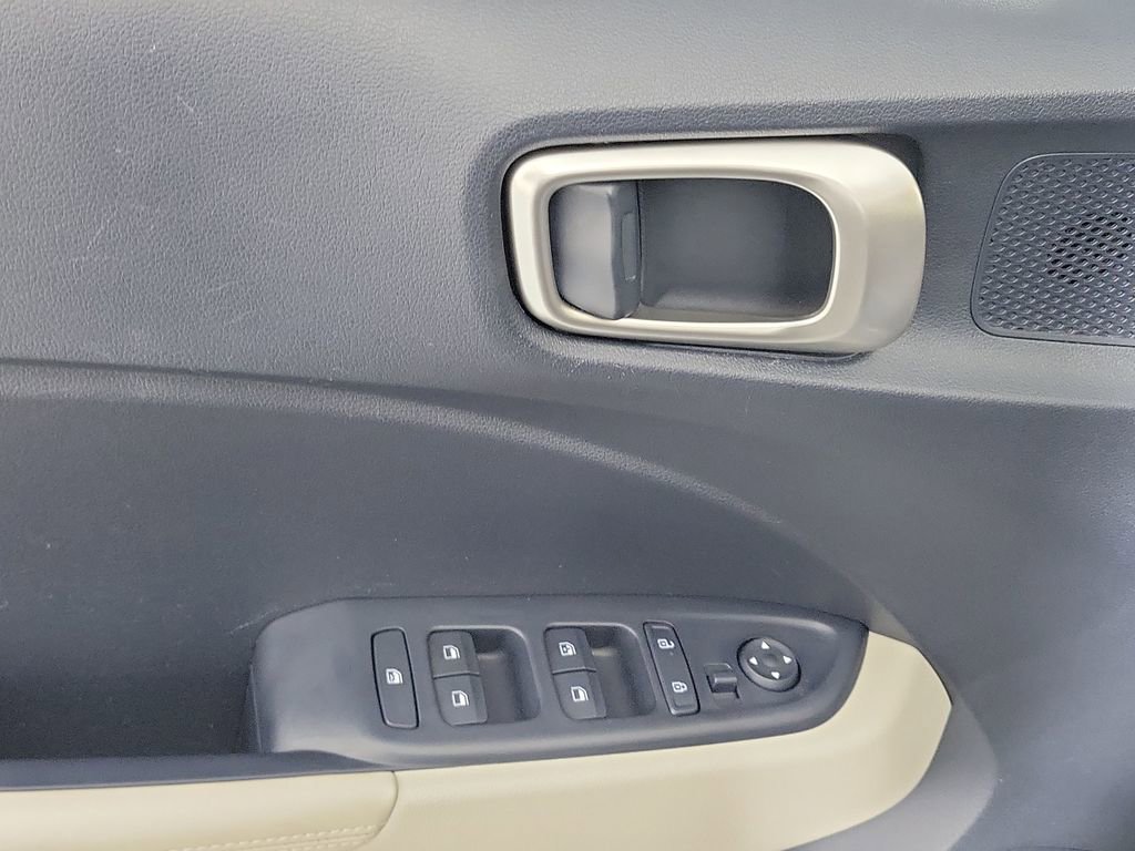 Used 2024 Hyundai Venue Limited FWD image 22