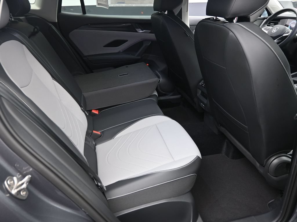 Used 2025 Volkswagen Tiguan SE FWD image 27
