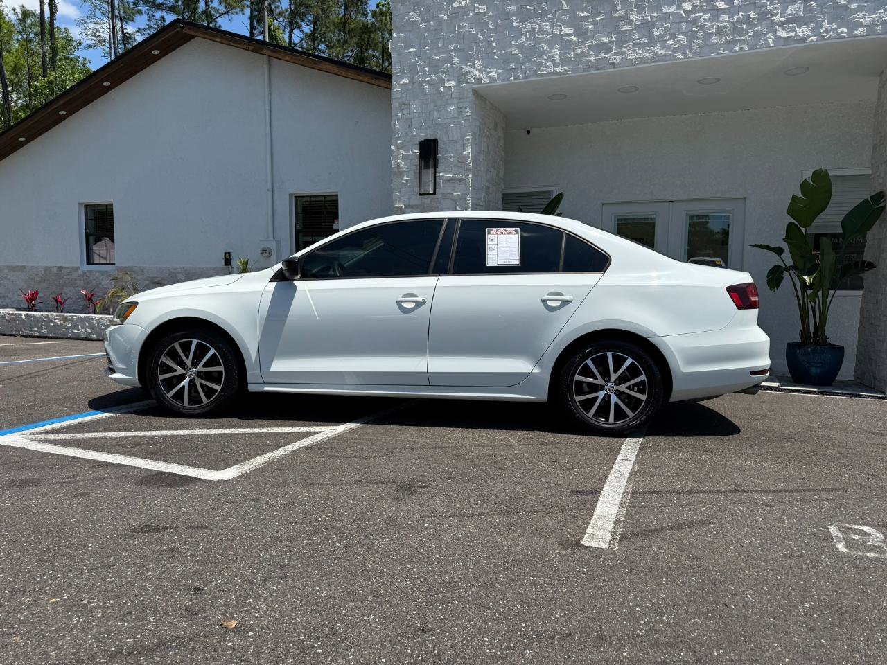 Used 2016 Volkswagen Jetta SE image 2