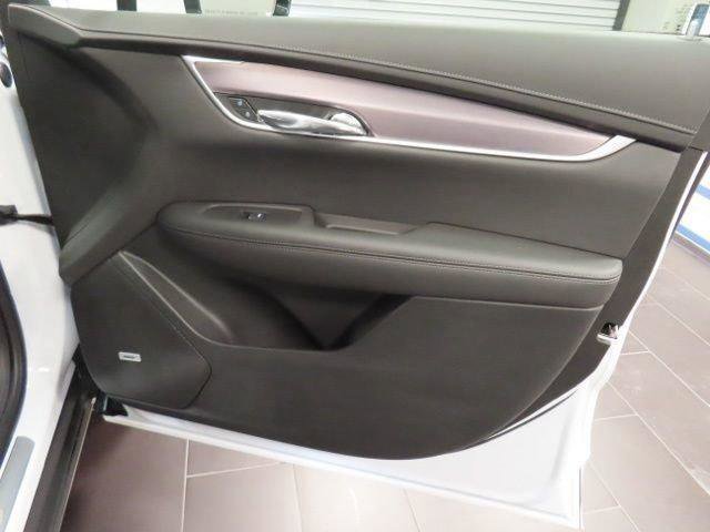 New 2025 Cadillac XT6 Luxury image 11