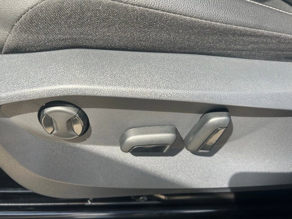 Certified 2022 Volkswagen Tiguan SE R-Line image 52