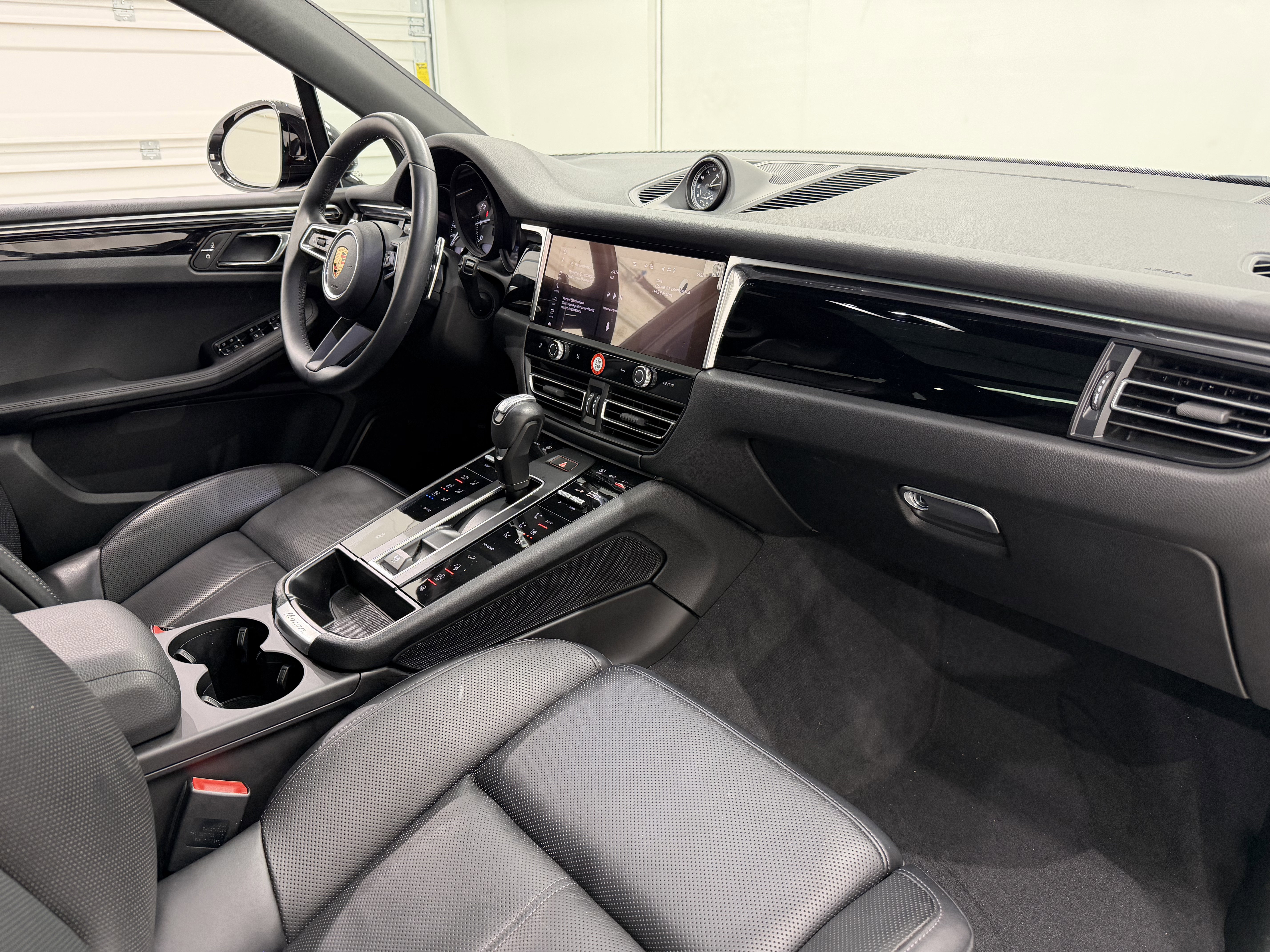 Certified 2025 Porsche Macan image 24