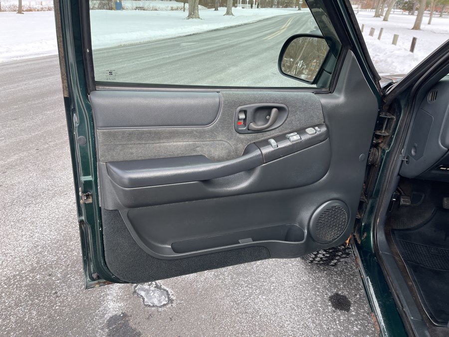 Used 2002 Chevrolet S10 Pickup LS w/ LS Preferred Equipment Group AWD/4WD image 39