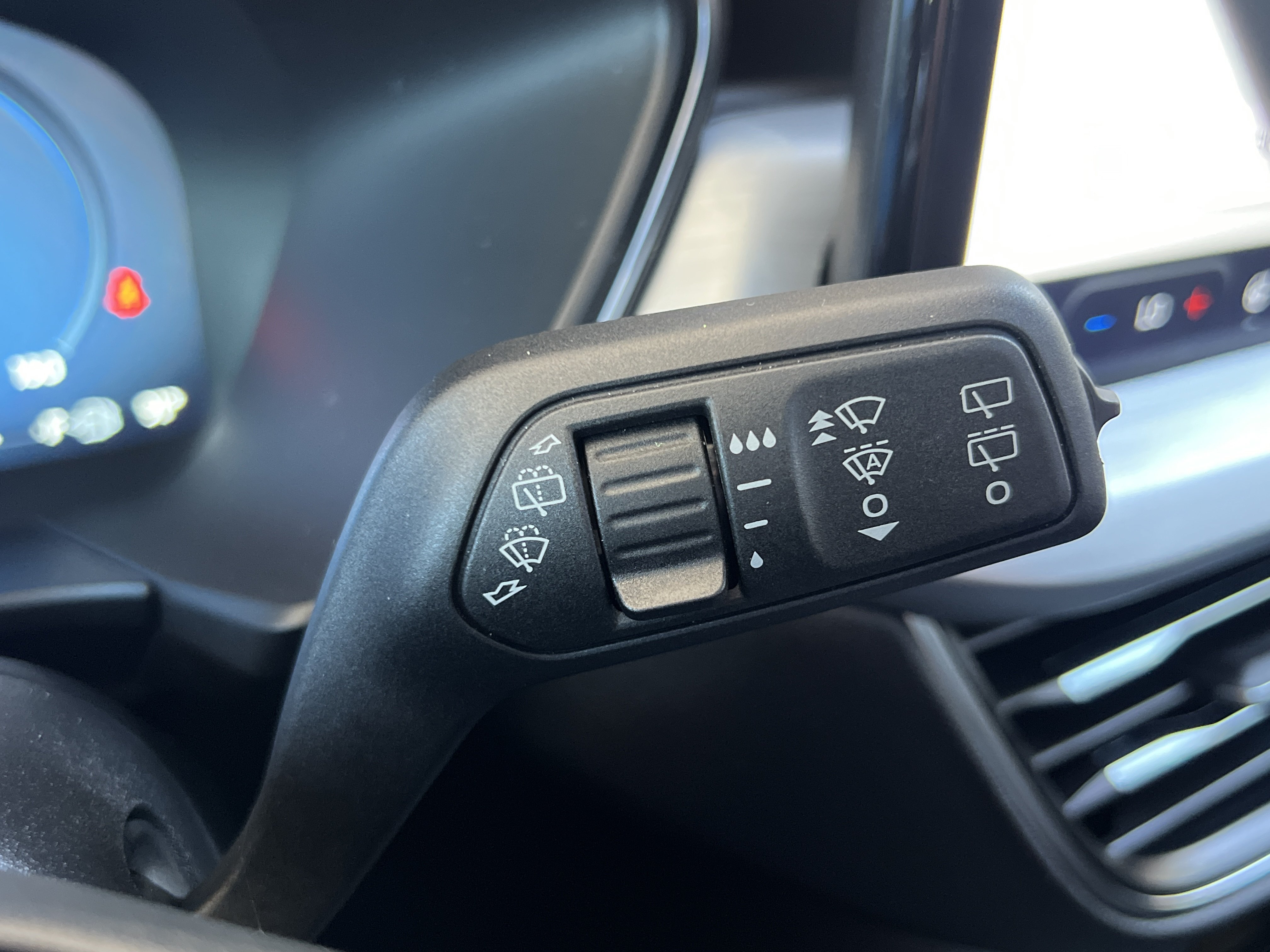 Used 2023 Ford Escape Platinum AWD/4WD image 38