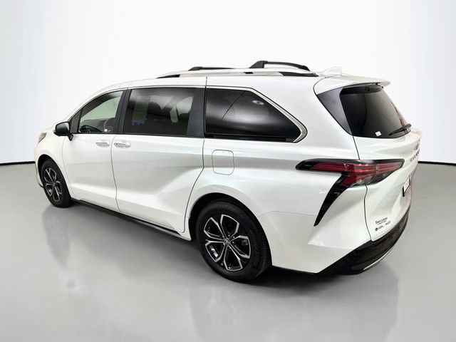 Used 2025 Toyota Sienna Platinum AWD/4WD image 5