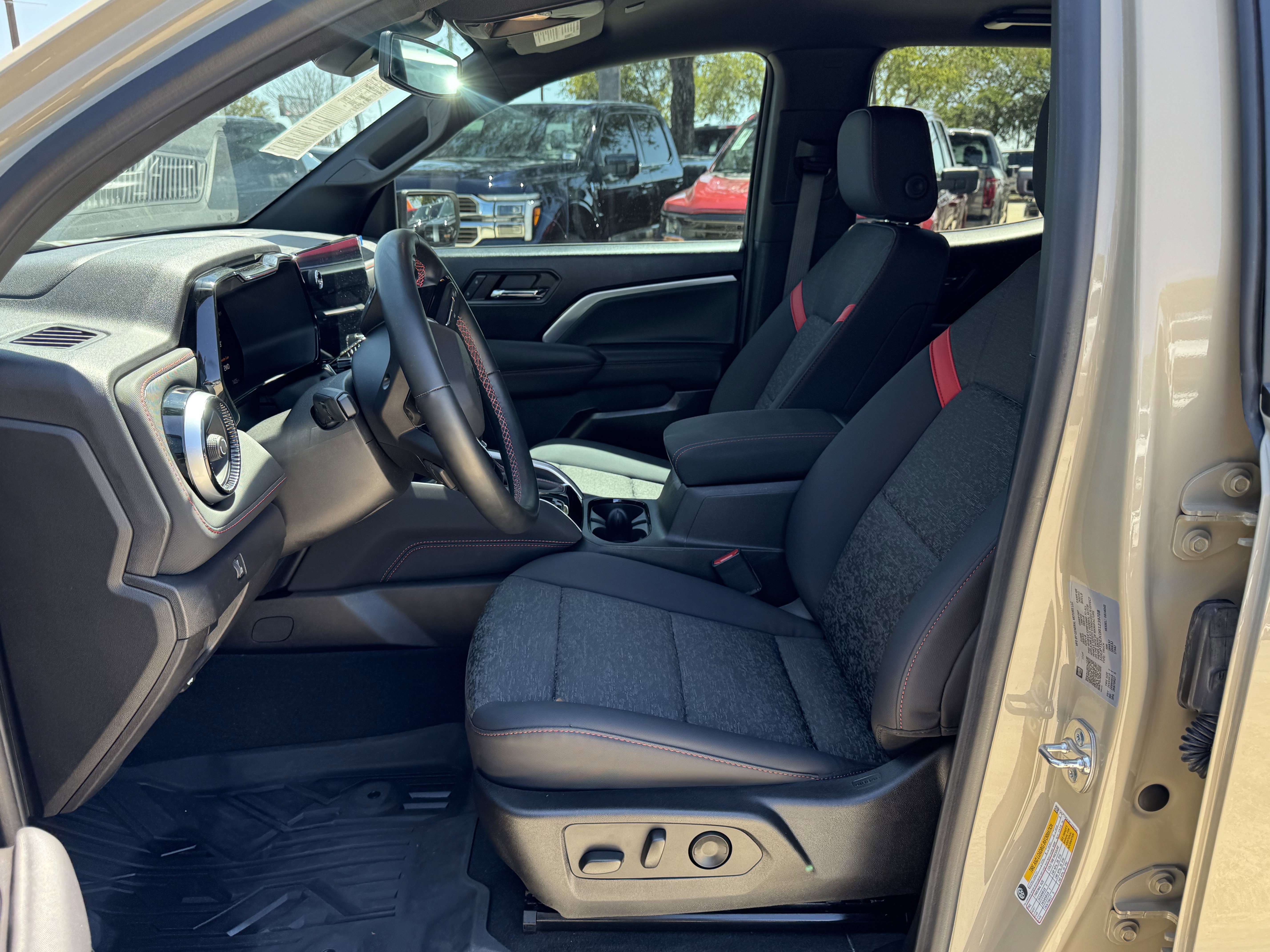 Used 2024 Chevrolet Colorado Z71 w/ Z71 Convenience Package 2 image 16