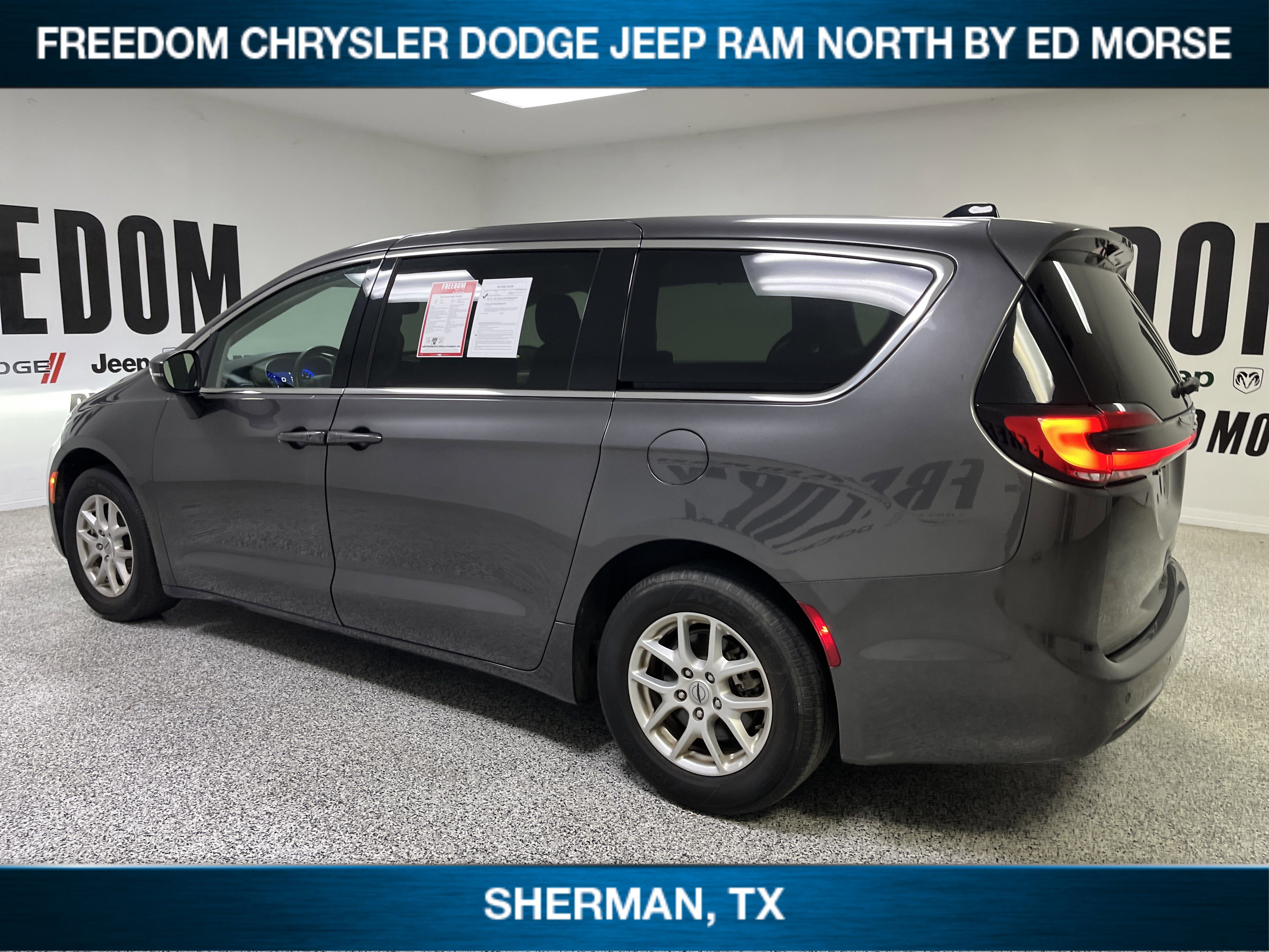 Used 2023 Chrysler Pacifica Touring-L image 6