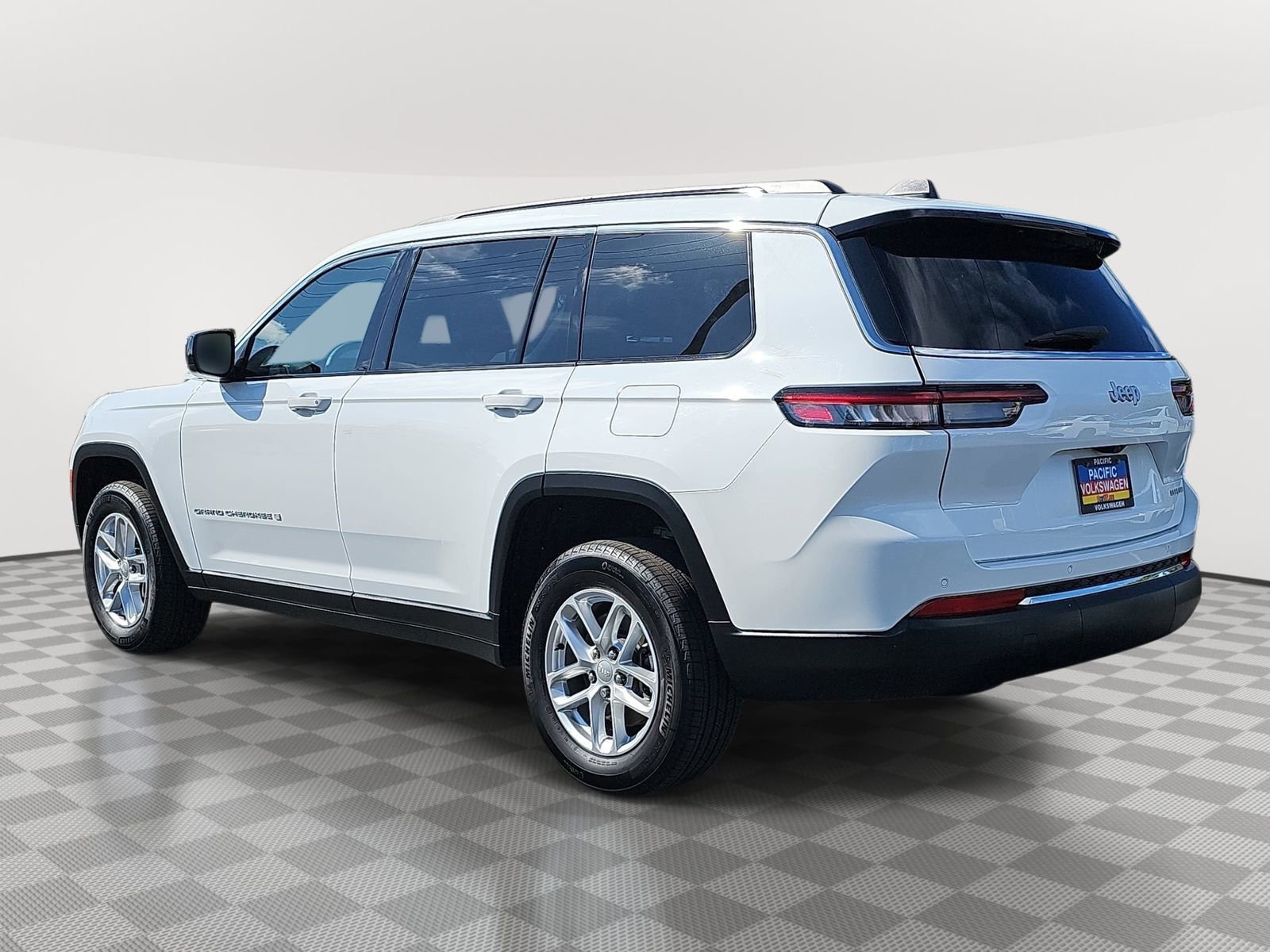 Used 2025 Jeep Grand Cherokee L Laredo RWD image 7