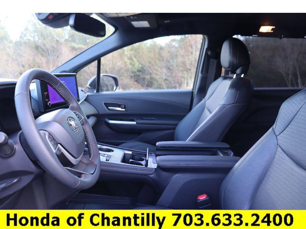 Used 2025 Toyota Sienna XLE Woodland Edition image 27