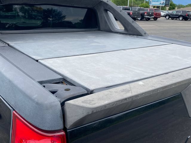 Used 2004 Chevrolet Avalanche 4x4 image 12