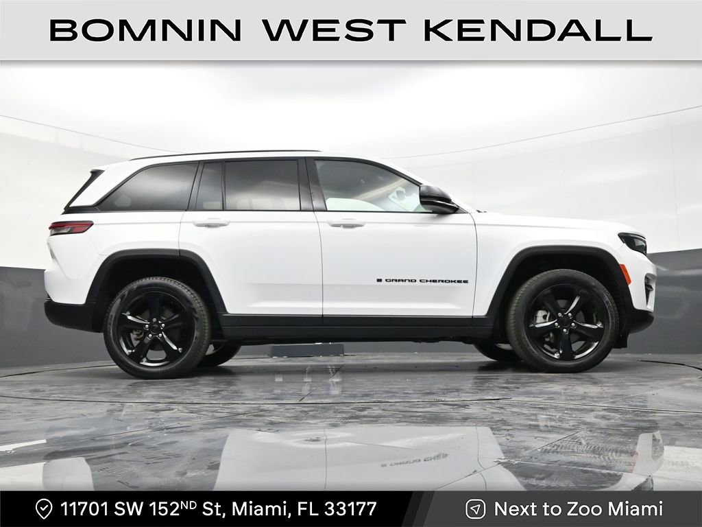 Used 2024 Jeep Grand Cherokee Limited w/ Black Appearance Package image 26