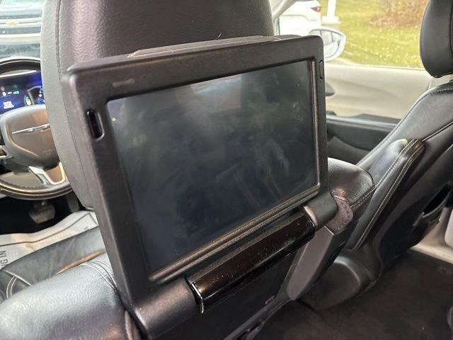 Used 2022 Chrysler Pacifica Touring-L w/ Uconnect Theater Family Group image 33