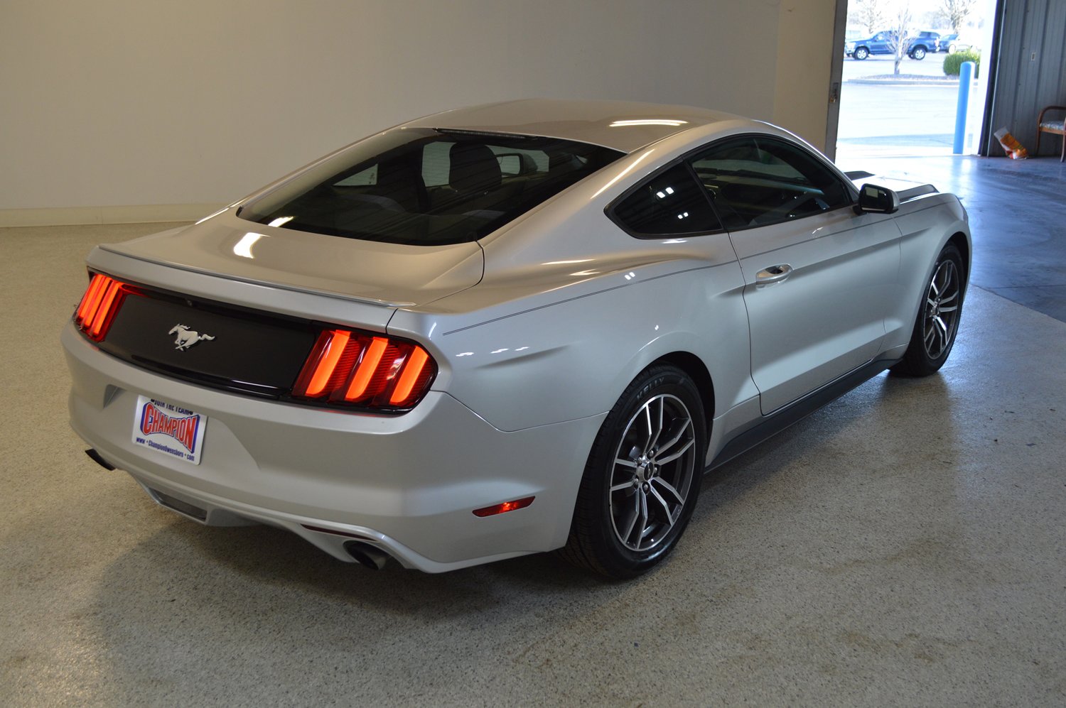 Used 2016 Ford Mustang EcoBoost image 3