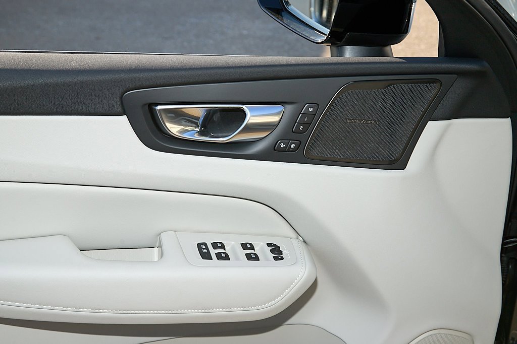 New 2026 Volvo XC60 T8 Ultra w/ Protection Package Premier image 10