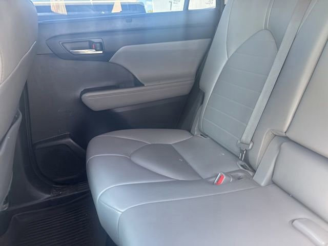 Used 2021 Toyota Highlander XLE AWD/4WD image 10
