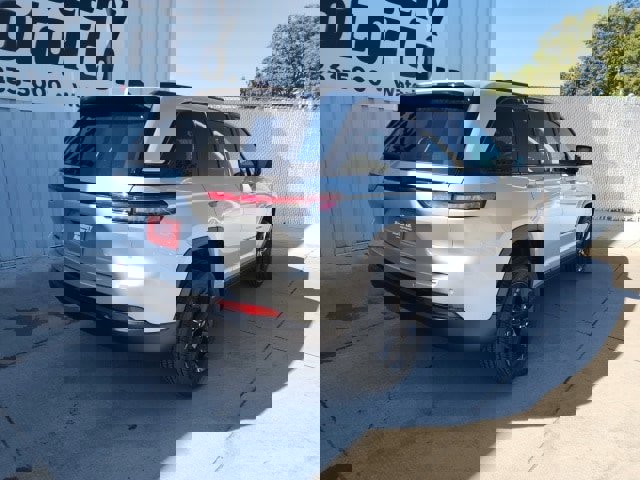 New 2025 Jeep Grand Cherokee Altitude image 18