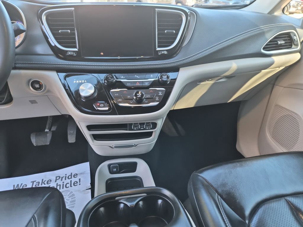 Used 2024 Chrysler Pacifica Select image 17