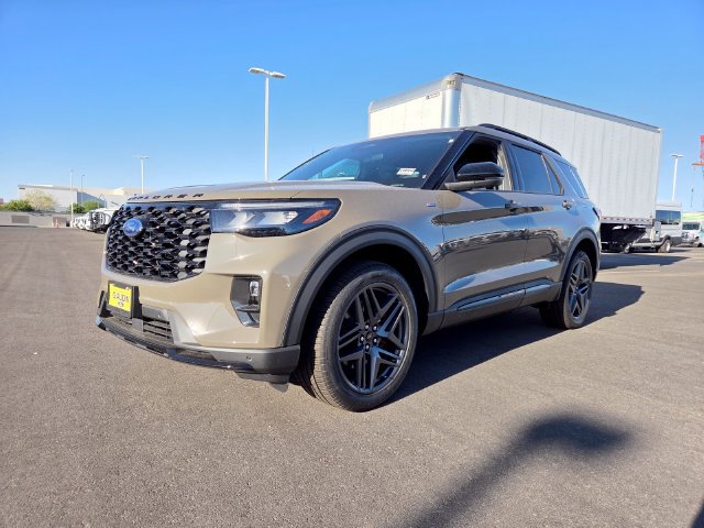 New 2026 Ford Explorer ST-Line w/ ST-Line Street Pack AWD/4WD image 2