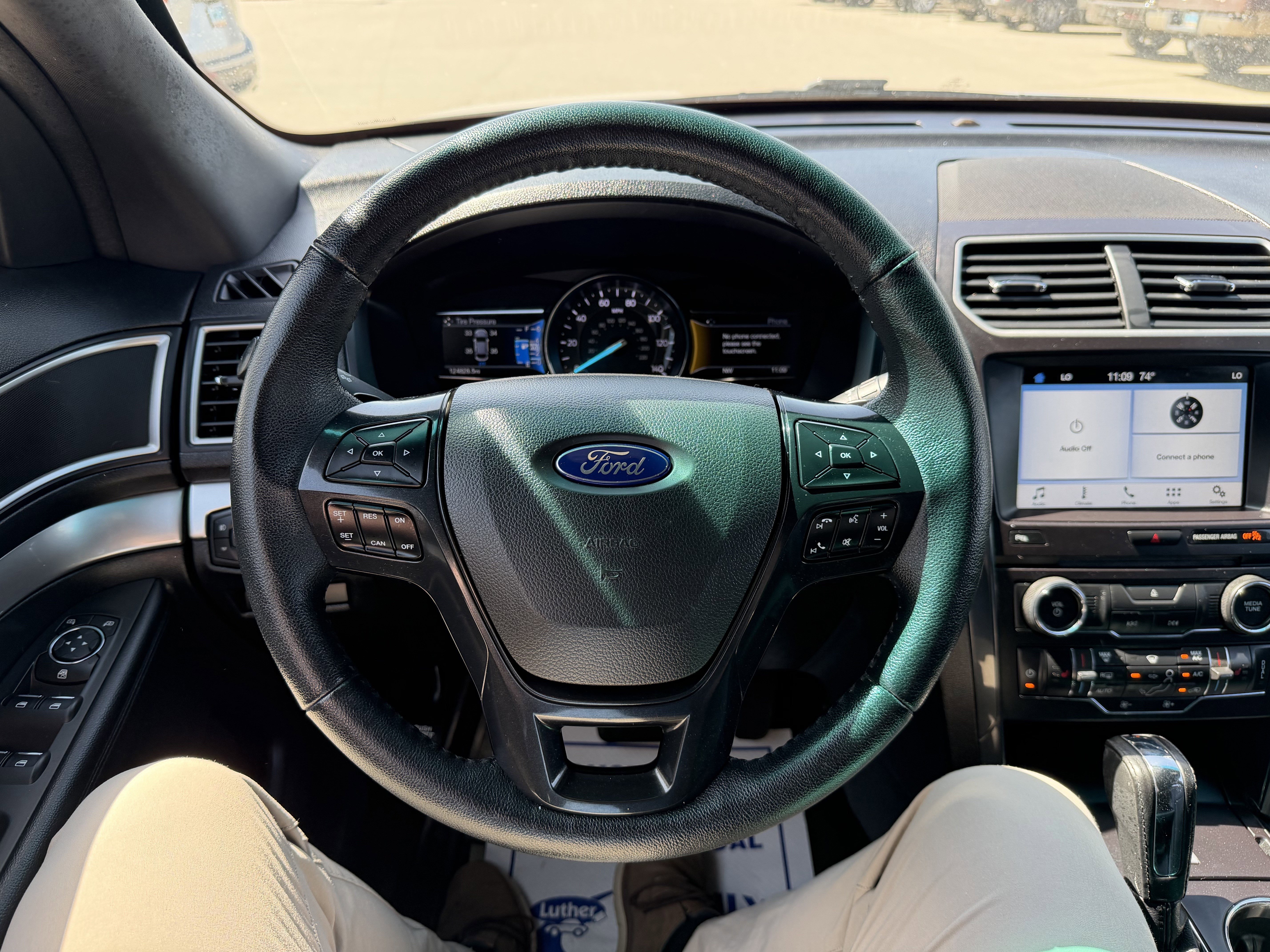 Used 2017 Ford Explorer XLT w/ Equipment Group 202A AWD/4WD image 9