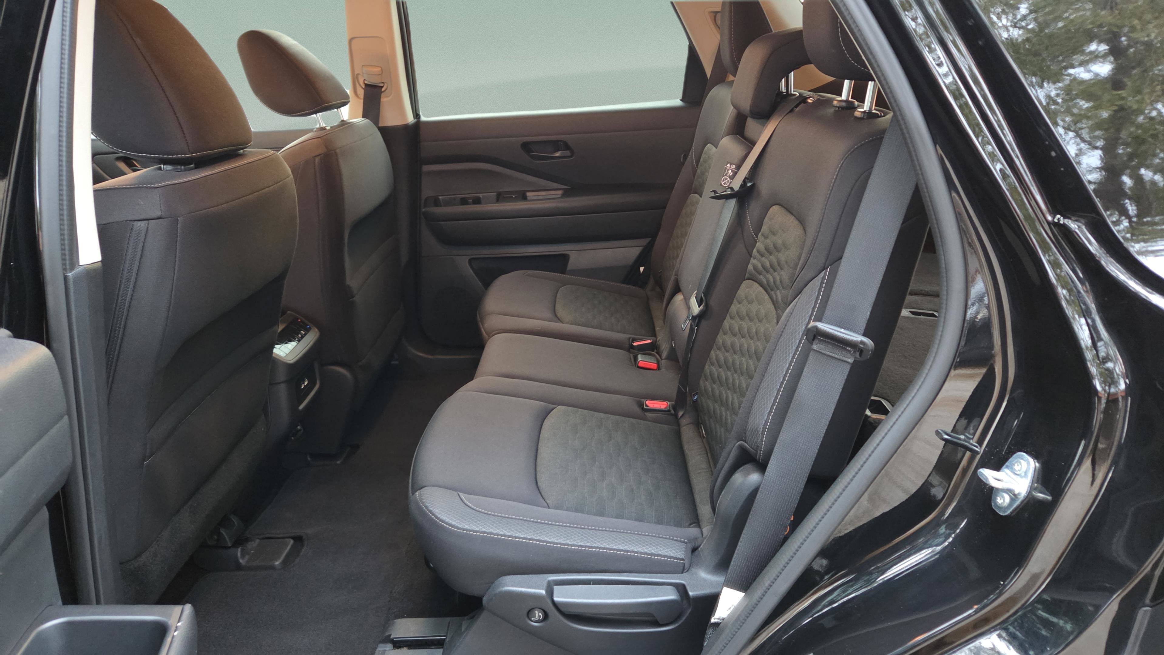 Used 2024 Nissan Pathfinder SV image 12