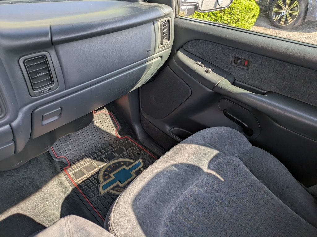 Used 2001 Chevrolet Silverado 1500 LS w/ Firm Ride Suspension Pkg RWD image 15