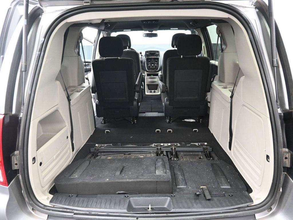 Used 2016 Dodge Grand Caravan SE FWD image 25
