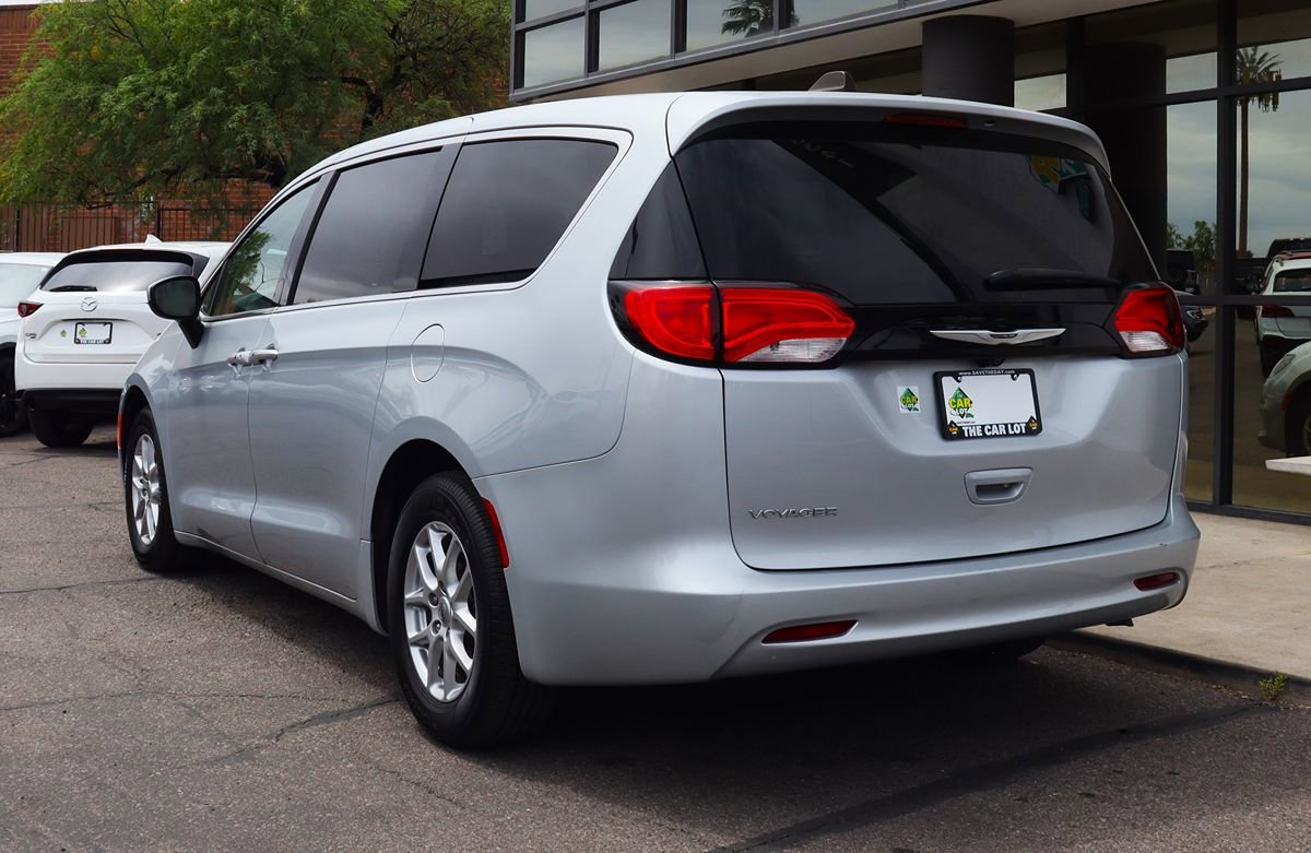 Used 2023 Chrysler Voyager LX FWD image 9