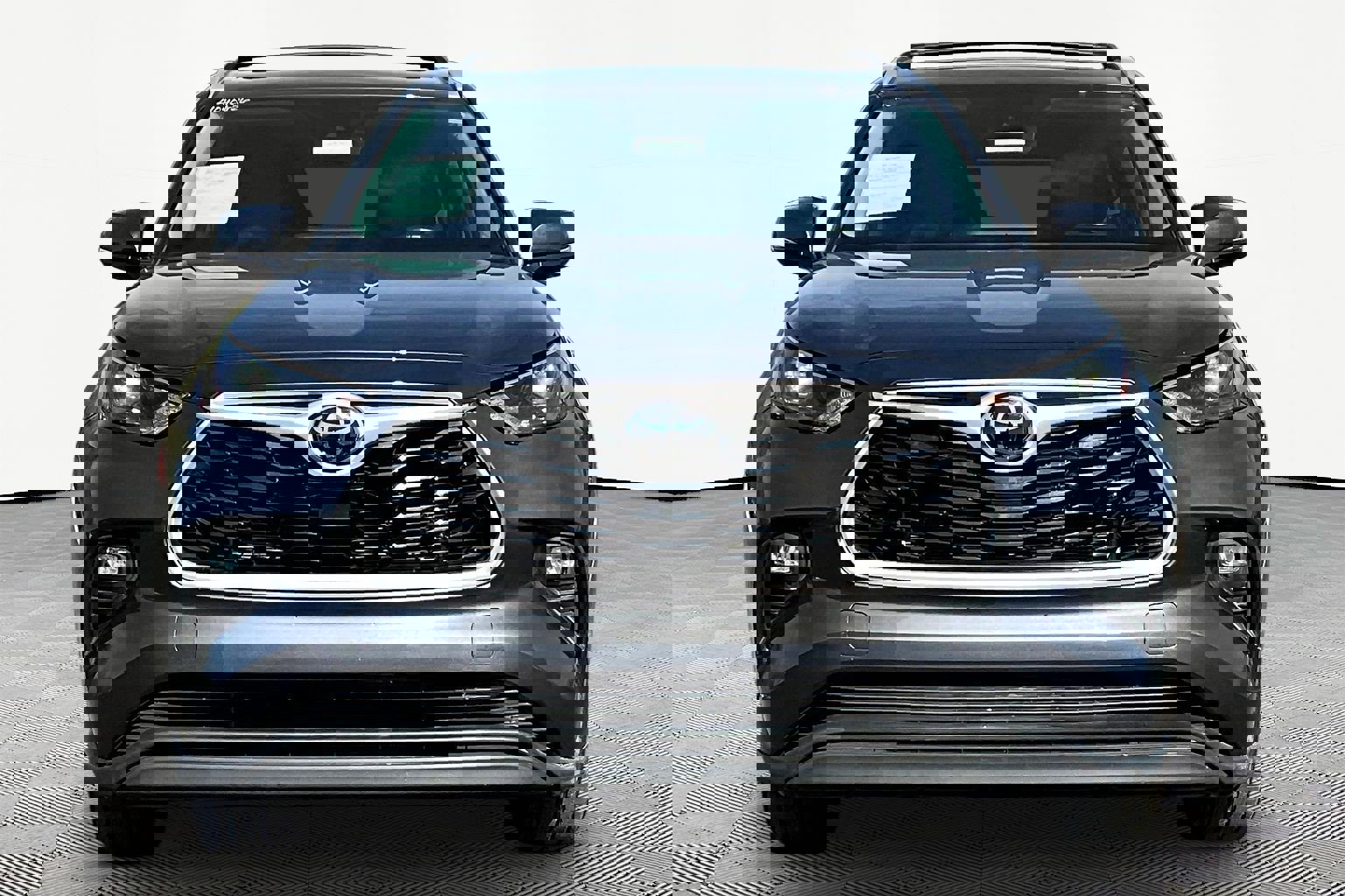 Used 2023 Toyota Highlander XLE image 2