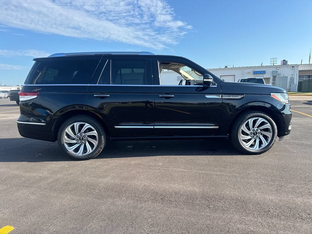 Used 2023 Lincoln Navigator Reserve AWD/4WD image 7