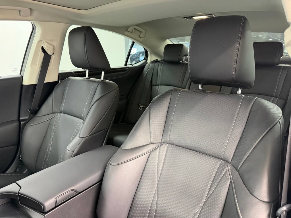 Used 2025 Lexus ES 300h w/ Luxury Package FWD image 26