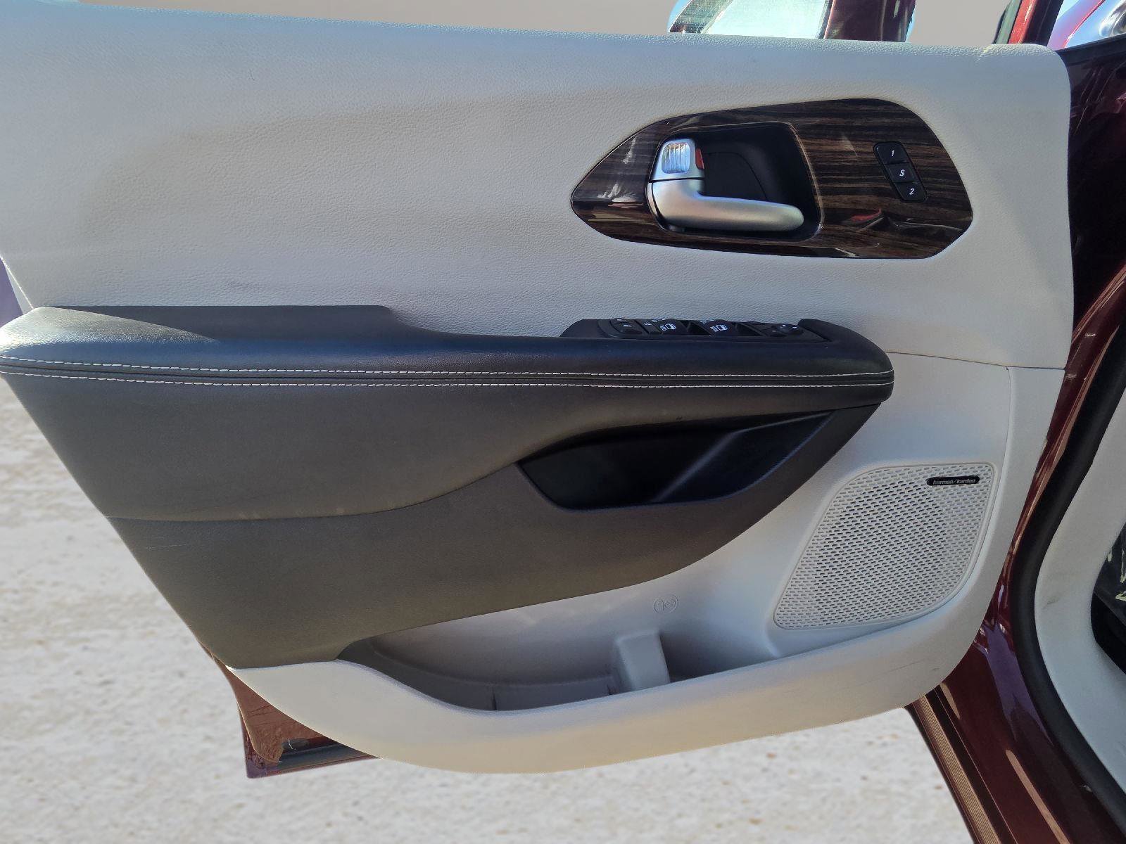 Used 2022 Chrysler Pacifica Limited image 25