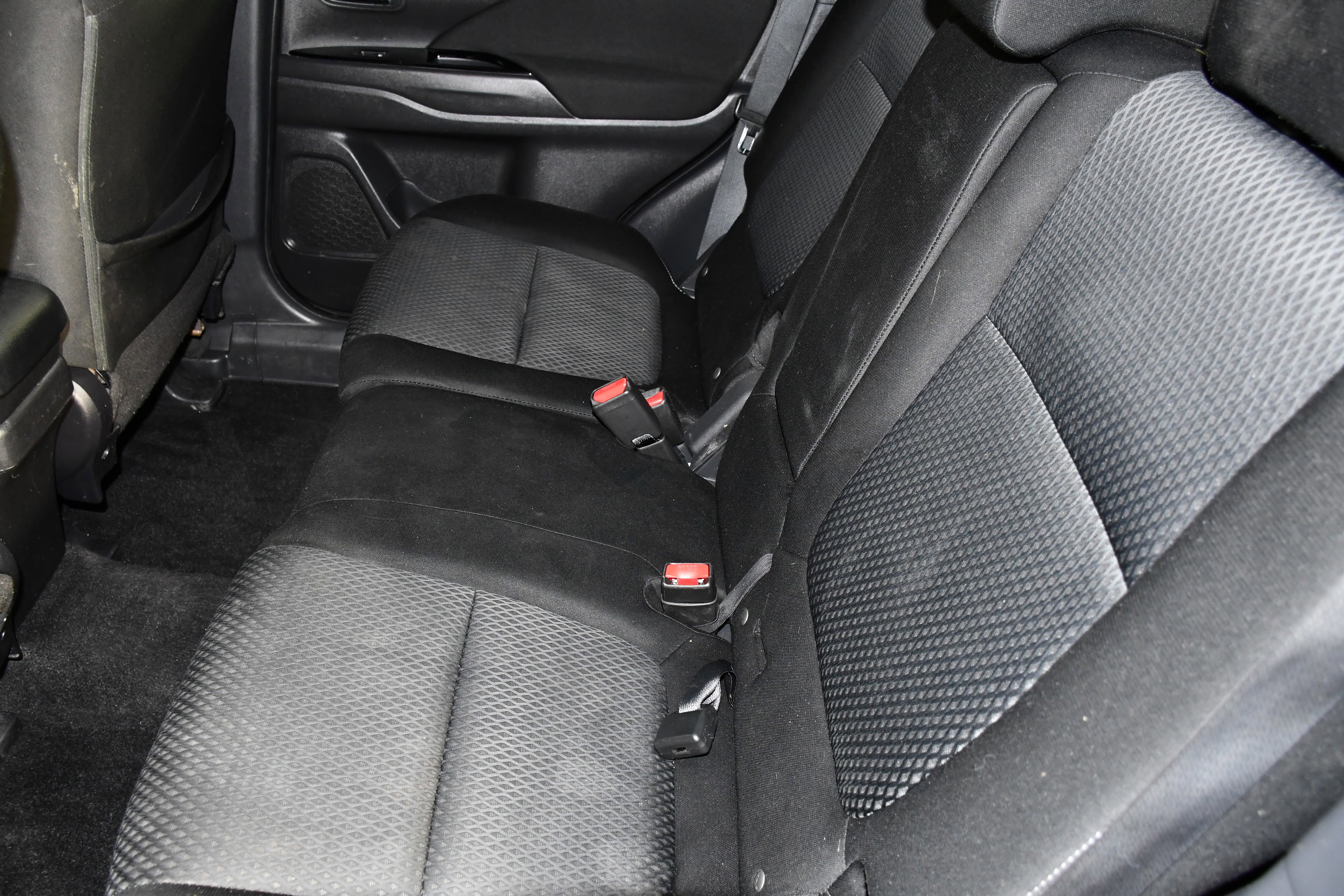 Used 2018 Mitsubishi Outlander LE AWD/4WD image 48