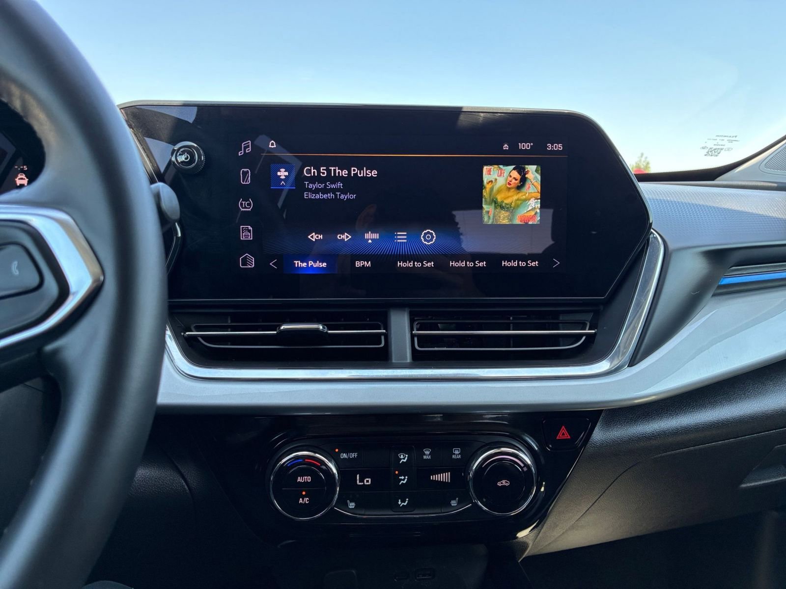 Used 2025 Chevrolet Trax LT w/ LT Convenience Package FWD image 17