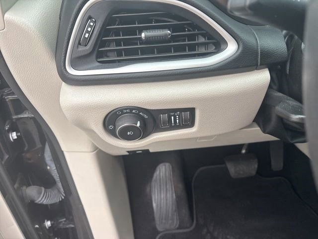 Used 2023 Chrysler Pacifica Touring-L FWD image 19