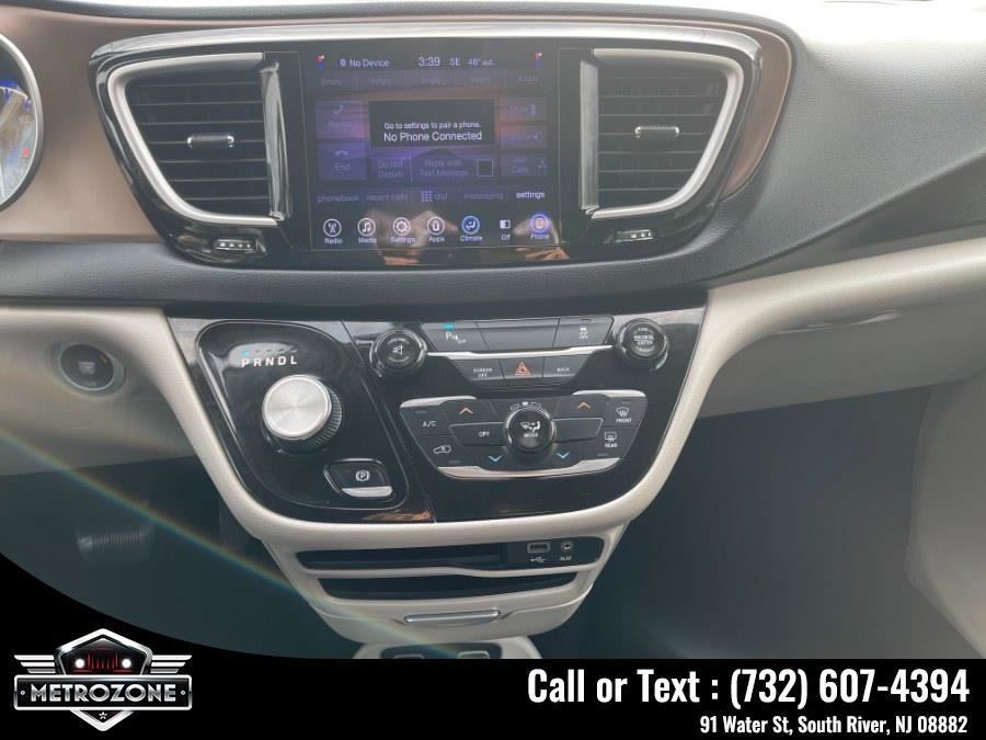 Used 2017 Chrysler Pacifica Touring image 24