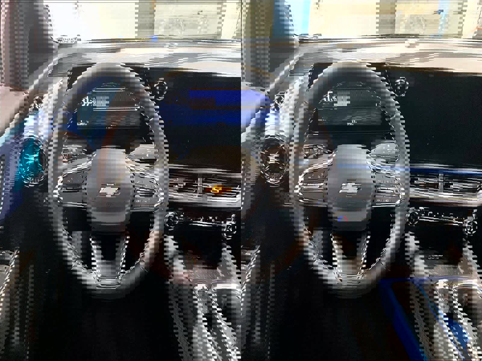 Used 2025 Chevrolet Equinox EV LT w/ Convenience Package image 17