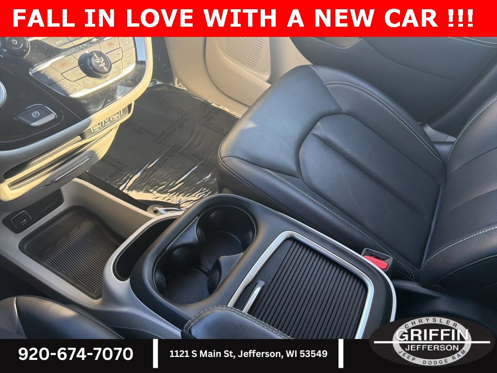 Used 2024 Chrysler Pacifica Select image 27