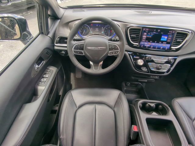 Certified 2025 Chrysler Pacifica Select FWD image 20