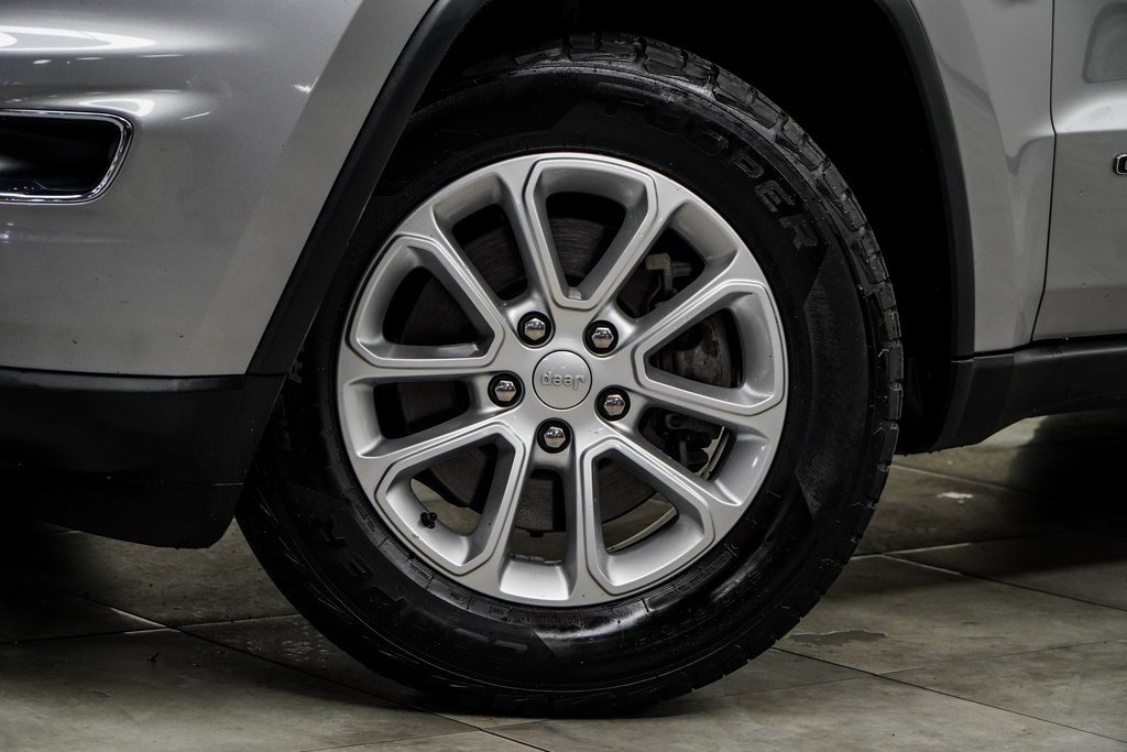 Used 2021 Jeep Grand Cherokee Laredo image 3