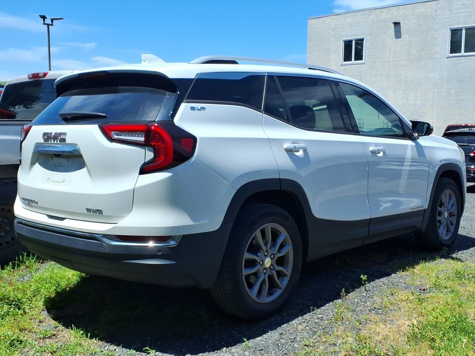 Used 2022 GMC Terrain SLT w/ Infotainment Package II AWD/4WD image 4