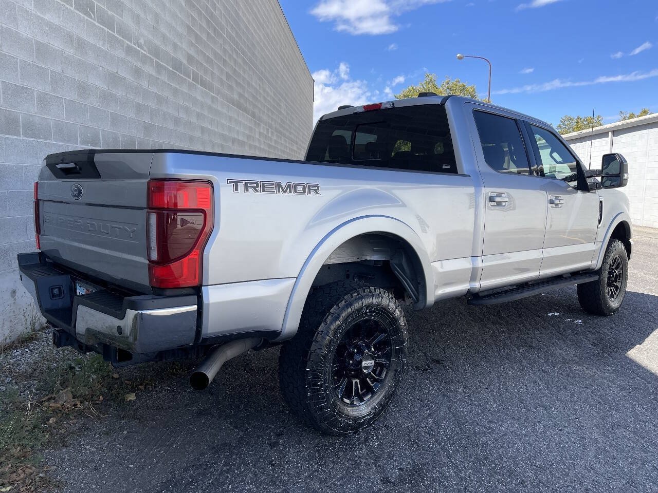 Used 2022 Ford F350 Lariat w/ Tremor Off-Road Package AWD/4WD image 2