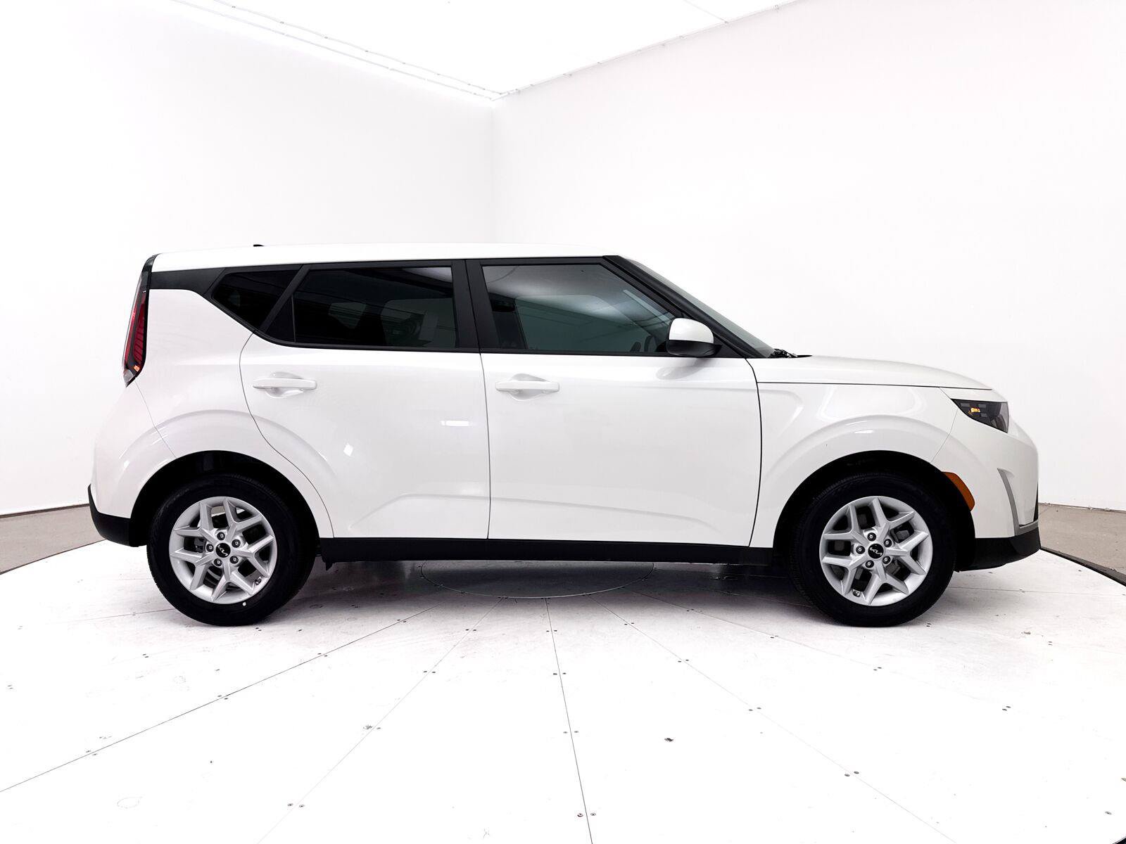 Used 2025 Kia Soul LX w/ LX Technology Package FWD image 38
