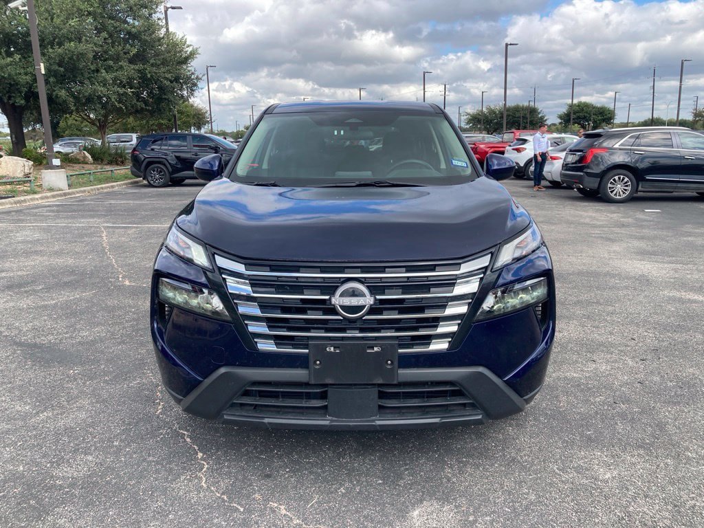 Used 2026 Nissan Rogue SV FWD image 2