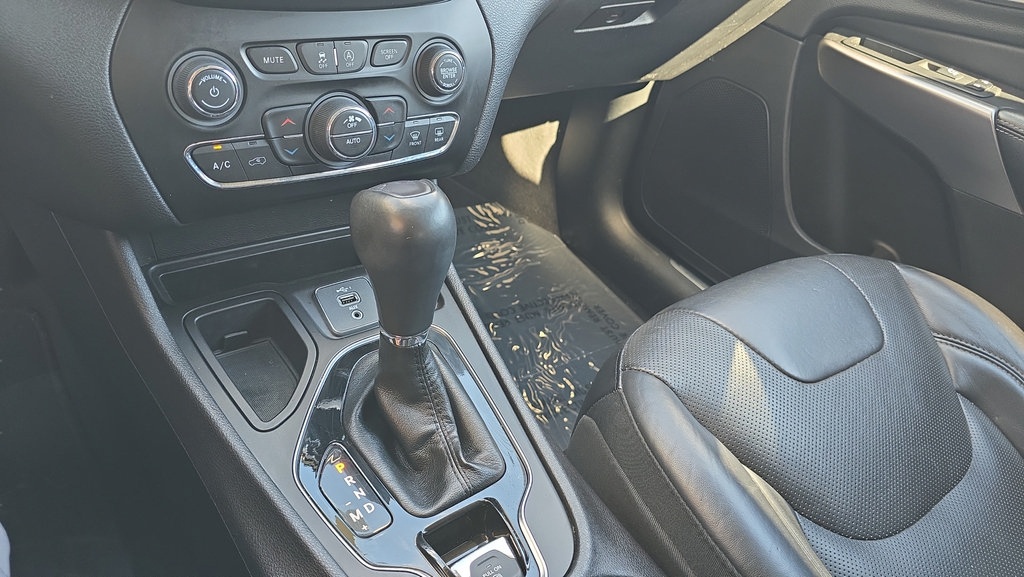Used 2019 Jeep Cherokee Limited FWD image 21