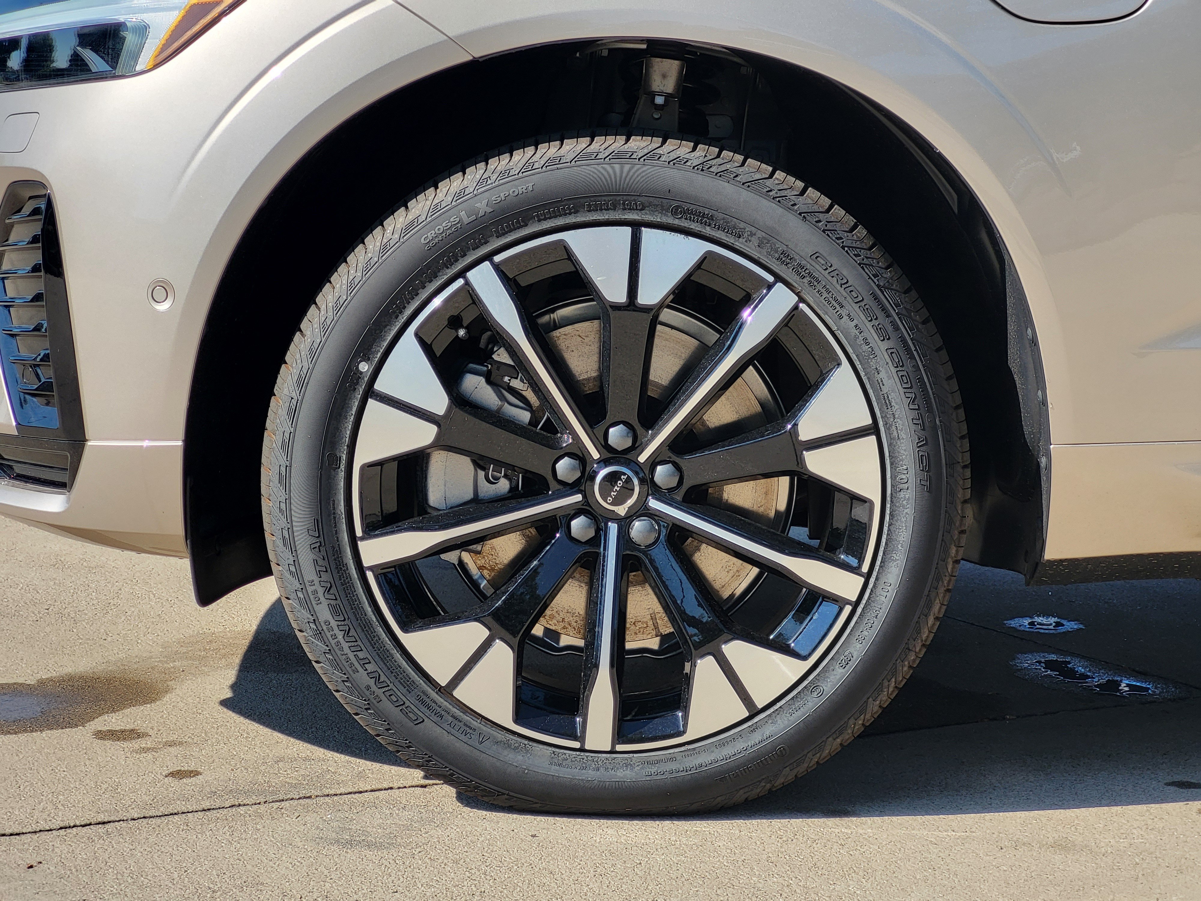New 2026 Volvo XC60 T8 Plus w/ Protection Package Premier AWD/4WD image 7