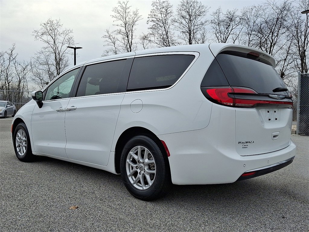 Used 2023 Chrysler Pacifica Touring-L image 7