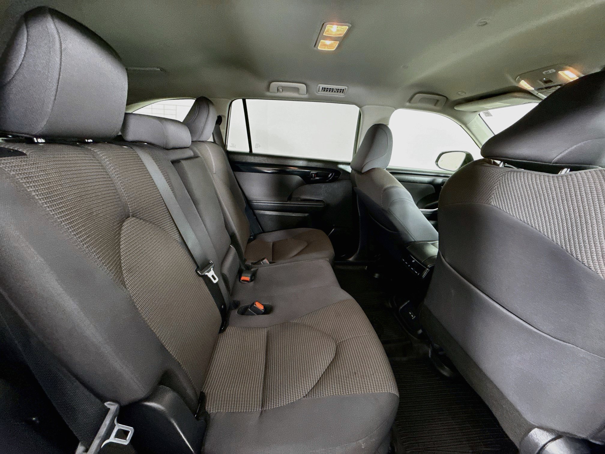 Used 2025 Toyota Highlander LE AWD/4WD image 28